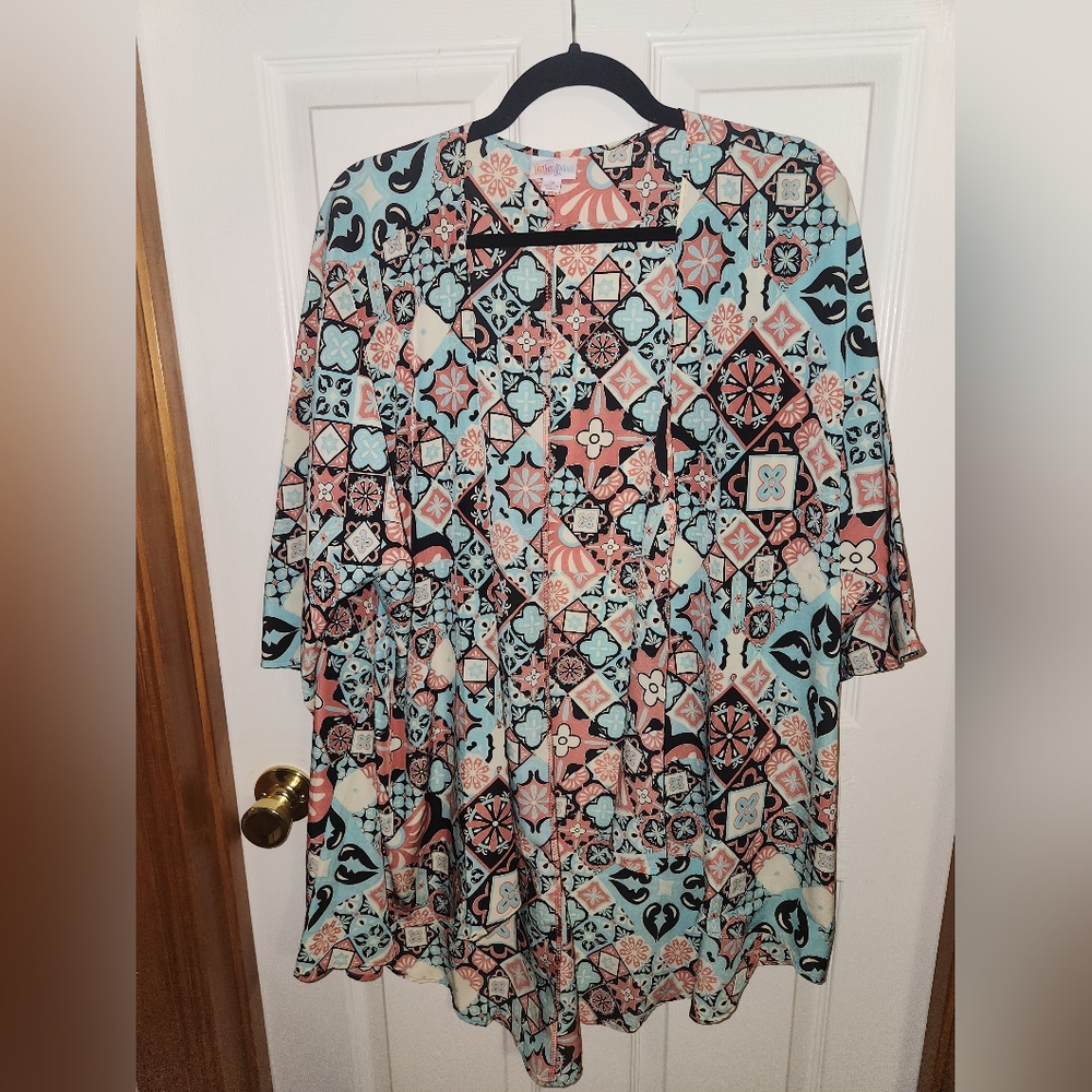 LulaRoe Lindsay Light Weight Sheer Cover-Up Size Medium NWT